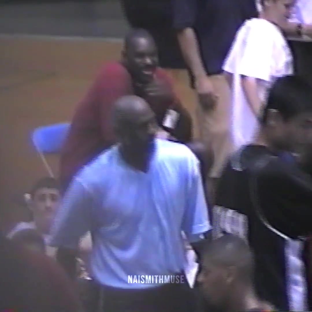 开云-珍贵影像！姚明17岁时参加乔丹飞行学院训练营 多次高质量护筐