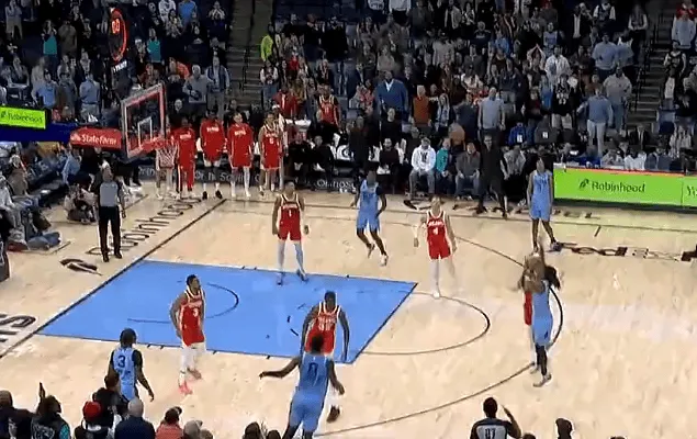 开云-最后时刻莫兰特运球脱手超远三分强投不中，没能完成绝杀