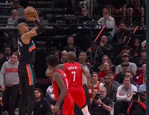 低迷，文班亚马21中5&amp;amp;三分7中0仅得14分，下半场几乎得分挂零