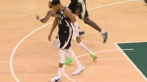 开云-疑似受伤？队友积极跑动执行战术，字母哥缓缓走向前场