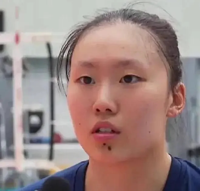 开云体育下载-本事不大脾气不小！邹佳琪大骂队友，二传素养差比技术更致命|北京女排|金佳宝|球迷|球队|传球_新浪体育_新浪新闻